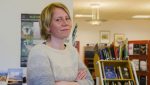 – Eg veit ikkje om det er eit mønster, men dei snakkar jo om at gutane er taparane i skulen, seier bibliotekar Silje Vågen Torbjørnsen. Ho vil at far skal lesa meir. Foto: Andrea Nøttveit