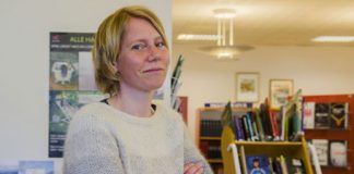 – Eg veit ikkje om det er eit mønster, men dei snakkar jo om at gutane er taparane i skulen, seier bibliotekar Silje Vågen Torbjørnsen. Ho vil at far skal lesa meir. Foto: Andrea Nøttveit