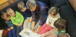 edagogisk leiar Anne Kristin Haugen Halveg les for ei gruppe 5-åringar i Jostedal barnehage.