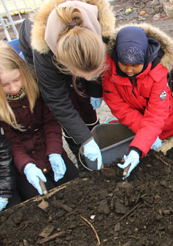 Elevar frå Sagene skole i Oslo på utgraving. Foto: NIKU