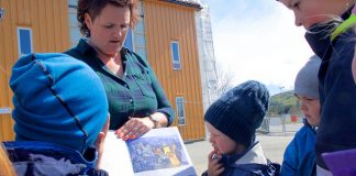 Jannicke Mæland les for borna i Espira Salamonskogen barnehage på Bømlo.