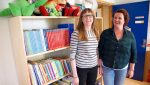 Jannicke Mæland (t.h.) og Johanne Geitung Håvik viser fram biblioteket i Salamonskogen barnehage. Dei har kjøpt inn fleire nynorske barnebøker i år.