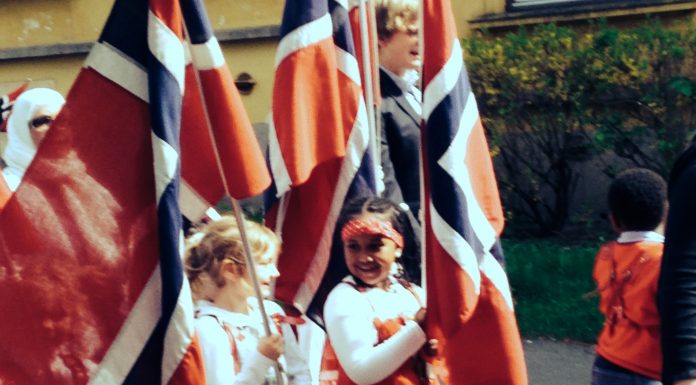 Borna i Askeladden barnehage syng seg stolte over å vera del av det landet me bur i, takka vera engasjerte og dyktige tilsette som ser verdien i songskatten vår, skriv Svein Olav B. Langåker.